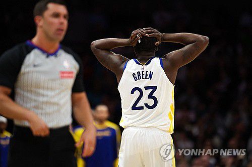 머리를 감싸는 드레이먼드 그린[Getty Images via AFP=연합뉴스. 재판매 및 DB 금지]