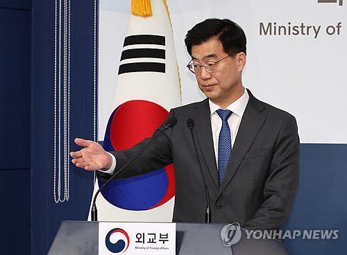 정례브리핑하는 이재웅 대변인(서울=연합뉴스) 최재구 기자 = 외교부 이재웅 대변인이 4일 서울 종로구 정부서울청사 별관에서 정례브리핑을 하고 있다. 2025.3.4 jjaeck9@yna.co.kr