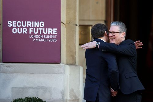 런던에서 열린 유럽 비공식 정상회의에 참석한 에마뉘엘 마크롱 프랑스 대통령과 키어 스타머 영국 총리(오른쪽) [AFP 연합뉴스 자료사진]