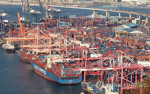 컨테이너 가득한 부산항 감만·신감만 부두[연합뉴스 자료사진]