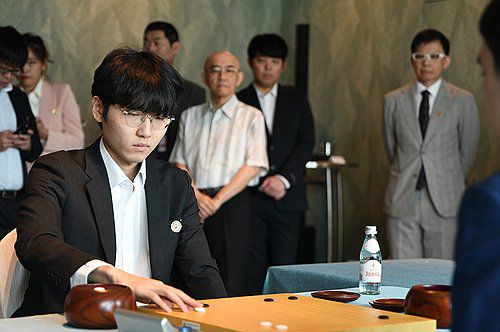 신진서, 난양배 기선 제압…초대 우승 보인다(서울=연합뉴스) '바둑 삼국지' 농심 신라면배에서 5년 연속 한국 우승을 이끈 신진서 9단이 또 하나의 메이저 세계타이틀을 눈앞에 뒀다.     신진서는 26일 싱가포르에서 열린 제1회 난양배 월드바둑마스터스 결승 3번기 1국에서 중국의 신예 강자 왕싱하오 9단에게 188수 만에 백 불계승했다. 사진은 이날 경기를 치르는 신진서 9단. 2025.2.26 [한국기원 제공. 재판매 및 DB 금지] photo@yna.co.kr