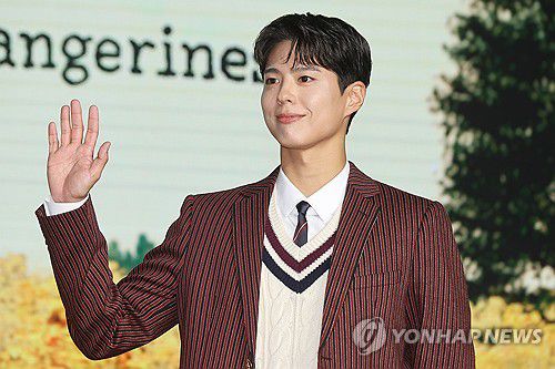 포즈 취하는 박보검(서울=연합뉴스) 류효림 기자 = 배우 박보검이 5일 서울 여의도 콘래드호텔에서 열린 넷플릭스 '폭싹 속았수다' 제작발표회에서 포즈를 취하고 있다. 2025.3.5 ryousanta@yna.co.kr