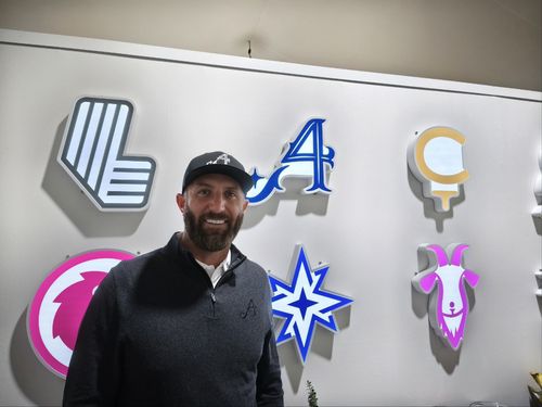 소속팀인 4에이시스 로고 앞에서 포즈를 취한 존슨[촬영= 김동찬]