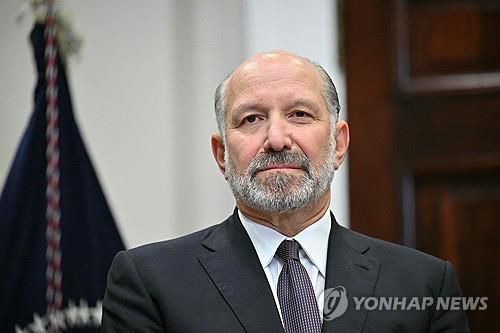 하워드 러크닉 미국 상무부 장관(워싱턴DC AFP=연합뉴스) 2025년 3월 3일 백악관 루즈벨트룸에서 하워드 러트닉 미국 상무부 장관이 도널드 트럼프 대통령의 발언을 듣고 있다.  (Photo by ROBERTO SCHMIDT / AFP) 2025.3.6.