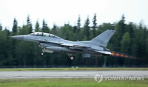 KF-16 전투기이륙하는 KF-16 전투기 (서울=연합뉴스) 11일(한국시간)부터 2015 레드플래그 알래스카 본 훈련이 시작된 가운데 임무수행을 위해 대한민국 공군 KF-16D 전투기가 미국 알래스카주 아일슨 공군기지에서 이륙하고 있다. 2015.8.14 << 공군제공 >>