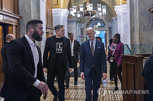 Trump USAID(워싱턴 AP=연합뉴스) 일론 머스크 테슬라 최고경영자(CEO)가 5일(현지시간) 워싱턴DC 연방의회에서 공화당 소속인 릭 스콧 상원의원과 이동하고 있다. 2025.3.5 photo@yna.co.kr