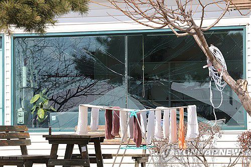 오폭 사고로 깨진 일상(포천=연합뉴스) 임병식 기자 = 6일 경기도 포천시 이동면 노곡리에서 공군 전투기 민가 오폭 사고가 발생해 사고 현장 인근 건물의 유리창이 깨져 있다. 2025.3.6 andphotodo@yna.co.kr