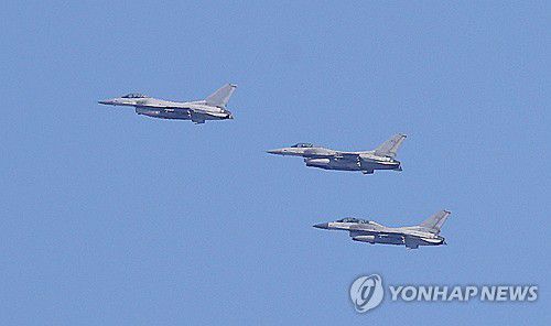 기동하는 KF-16(서울=연합뉴스) 6일 경기 포천시 승진훈련장에서 열린 2025년 전반기 한미연합 수도기계화보병사단(수기사) 통합화력 실사격 훈련에서 KF-16이 기동하고 있다. 2025.3.6 [사진공동취재단] photo@yna.co.kr