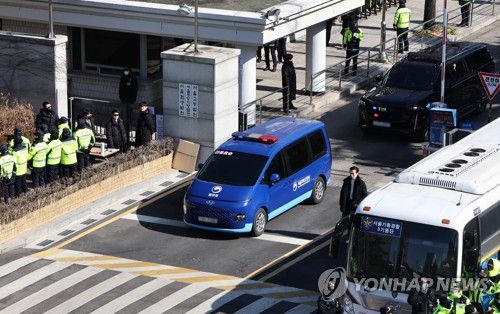 윤 대통령 첫 형사재판 종료(서울=연합뉴스) 윤동진 기자 = 윤석열 대통령의 첫 형사재판이 열린 지난달 20일 윤 대통령이 탄 법무부 호송차가 서초구 서울중앙지법을 나오고 있다. 2025.2.20 mon@yna.co.kr