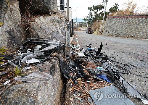 '5명 사상' 울산 택시 사고 현장(울산=연합뉴스) 김용태 기자 = 6일 울산시 울주군 서생면 진하리 한 도로에서 택시가 주택 담벼락을 들이받아 택시기사와 승객 등 3명이 숨지고 다른 승객 2명이 크게 다쳤다. 이날 사고 현장에 택시 잔해가 널려 있다. 2025.3.6 yongtae@yna.co.kr