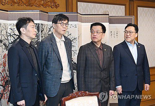 최상목 권한대행, 거시경제·금융현안 간담회 대화(서울=연합뉴스) 홍해인 기자 = 최상목 대통령 권한대행 부총리 겸 기획재정부 장관이 7일 정부서울청사에서 열린 거시경제·금융현안 간담회에서 참석자와 대화하고 있다.      왼쪽부터 이복현 금융감독원장, 이창용 한국은행 총재, 최 권한대행, 김병환 금융위원장. 2025.3.7 [기획재정부 제공. 재판매 및 DB 금지] hihong@yna.co.kr