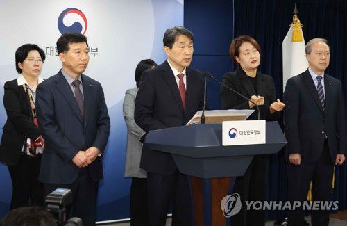 학생 복귀 및 의대교육 정상화 브리핑(서울=연합뉴스) 최재구 기자 = 이주호 부총리 겸 교육부 장관이 의총협 회장단 양오봉 전북대 총장, 이해우 동아대 총장 그리고 이종태 의대협회 이사장과 7일 서울 종로구 정부서울청사에서 학생 복귀 및 의대교육 정상화 관련 브리핑을 하고 있다. 2025.3.7 jjaeck9@yna.co.kr