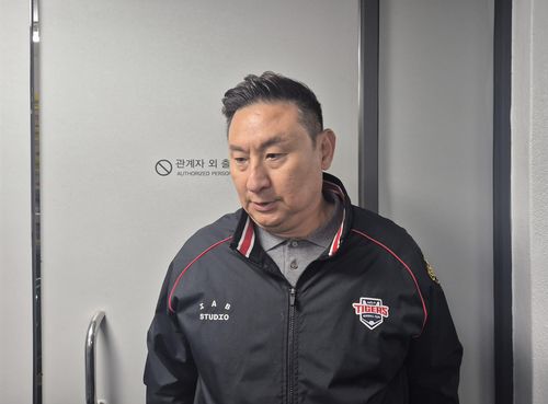 KIA 심재학 단장(부산=연합뉴스) 김경윤 기자 = KIA 타이거즈 심재학 단장이 8일 부산 사직구장에서 열리는 2025 프로야구 시범경기 롯데 자이언츠와 방문 경기를 앞두고 홍종표의 사생활 논란과 관련해 취재진에 설명하고 있다. 2025.3.8. cycle@yna.co.kr