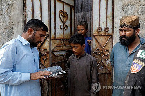 아프간 난민 신원 조사하는 파키스탄 당국자[로이터 연합뉴스 자료사진. 재배포 및 판매 금지]