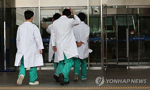 정부, 내년 의대 모집인원 3월 복귀 전제로 '3천58명' 수용(서울=연합뉴스) 김인철 기자 = 정부가 2026학년도 의과대학 모집인원을 지난해에 증원하기 이전 수준인 3천58명으로 되돌리는 방안을 전격 수용하기로 결정한 7일 서울의 한 의과대학 모습. 2025.3.7 yatoya@yna.co.kr