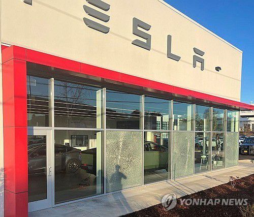 6일(현지시간) 총격을 받은 미 오리건주 티가드의 테슬라 매장[티가드 AP=연합뉴스. 티가드 경찰국(Tigard Police Department) 제공. 재판매 및 DB 금지]