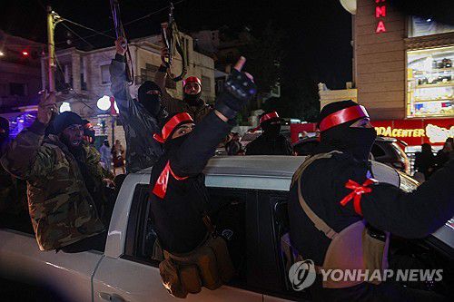 아사드 잔당 소탕 나선 시리아 과도정부 병력(이들리브 AFP=연합뉴스) 지난 8일(현지시간) 시리아 이들리브에서 시리아 과도정부 병력이 서부 라타키아 일대에서 발생한 아사드 잔당 소요사태 진압을 위해 출발하고 있다. 2025.3.9 photo@yna.co.kr