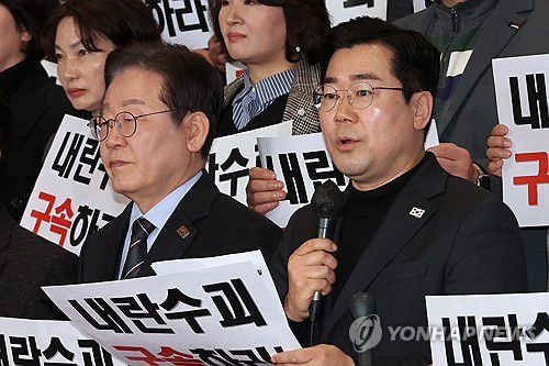 민주당, "심우정 총장 즉시 고발"(서울=연합뉴스) 김주성 기자 = 더불어민주당 박찬대 원내대표가 9일 서울 여의도 국회에서 비상 의원총회를 마치고 본청 계단에서 열린 결의대회에서 심우정 검찰총장에 대한 고발 계획을 밝히며 사퇴를 촉구하고 있다. 2025.3.9 utzza@yna.co.kr