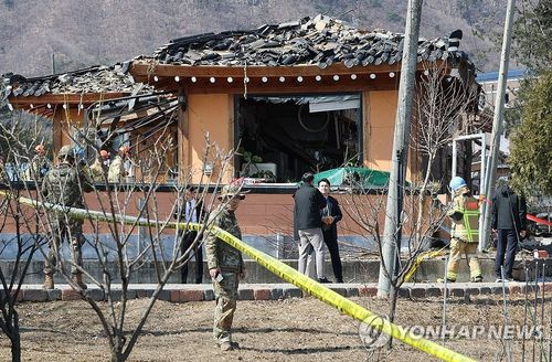 포탄 낙하 사고로 통제된 마을 일대(서울=연합뉴스) 6일 경기 포천시 이동면 노곡리에서 민가에 포탄이 떨어져 마을 일대가 통제되고 있다. 2025.3.6 [사진공동취재단] photo@yna.co.kr