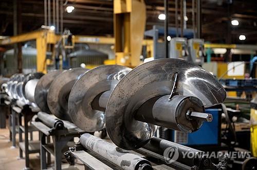 미국 일리노이주 소재 한 공장의 천공장비(미국 일리노이주 멘도타 로이터=연합뉴스) 2025년 2월 21일 미국 일리노이주 멘도타 소재 콤바인 부품 제조업체 HCC의 공장에서 촬영된 천공 장비. (REUTERS/Vincent Alban) 2025.3.10.