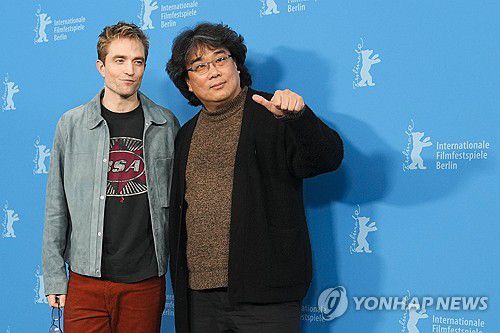 지난달 15일 베를린국제영화제 참석한 봉준호 감독과 배우 로버트 패틴슨[AP 연합뉴스 자료사진. 재판매 및 DB 금지]