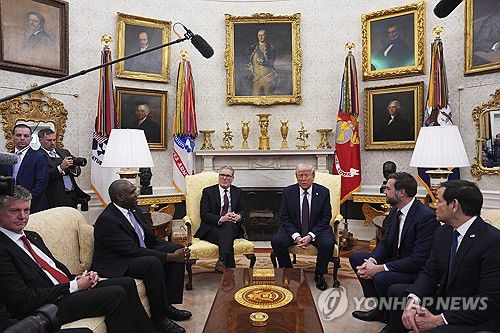 지난달 27일 백악관 미영 회담에 참석한 파월 보좌관(맨 왼쪽)[AP 연합뉴스 자료사진]