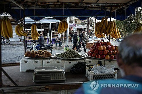 9일(현지시간) 시리아 라타키아시를 순찰하는 보안군[EPA=연합뉴스]