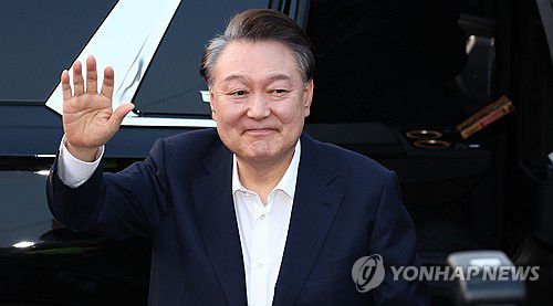 지지자들 향해 인사하는 윤석열 대통령(서울=연합뉴스) 김인철 기자 = 서울구치소에서 석방된 윤석열 대통령이 8일 서울 한남동 관저 앞에 도착, 차량에서 내려 지지자들을 향해 인사하고 있다. 2025.3.8 yatoya@yna.co.kr