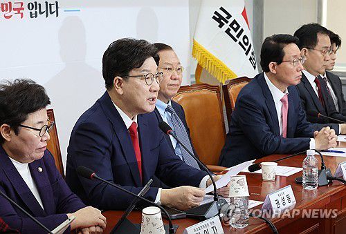 비대위원회의에서 발언하는 권성동 원내대표(서울=연합뉴스) 김주형 기자 = 국민의힘 권성동 원내대표(왼쪽 두번째)가 10일 국회에서 열린 비상대책위원회의에서 발언하고 있다. 2025.3.10 kjhpress@yna.co.kr