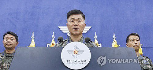 이영수 공군 참모총장, 오폭사건 사과 기자회견(서울=연합뉴스) 황광모 기자 = 이영수 공군 참모총장이 10일 서울 용산구 국방부에서 열린 공군 KF-16 전투기 오폭사건 사과 기자회견을 시작하고 있다. 2025.3.10 hkmpooh@yna.co.kr