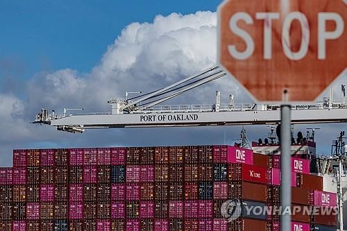 캘리포니아 오클랜드항의 컨테이너선[로이터 연합뉴스 자료사진]