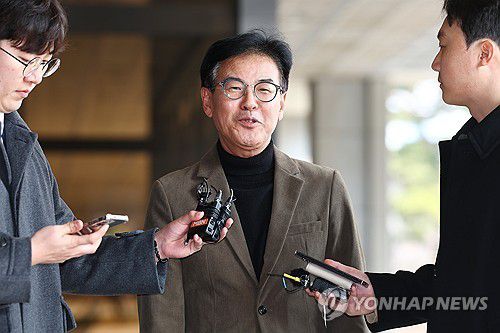 입장 밝히는 강철원 전 서울시 정무부시장(서울=연합뉴스) 서대연 기자 = 강철원 전 서울시 정무부시장이 10일 서울 서초구 서울중앙지방검찰청에서 열리는 오세훈-명태균 여론조사 대납 의혹 관련 참고인 및 고소인 조사에 출석하며 취재진의 질문에 답하고 있다. 2025.3.10 dwise@yna.co.kr