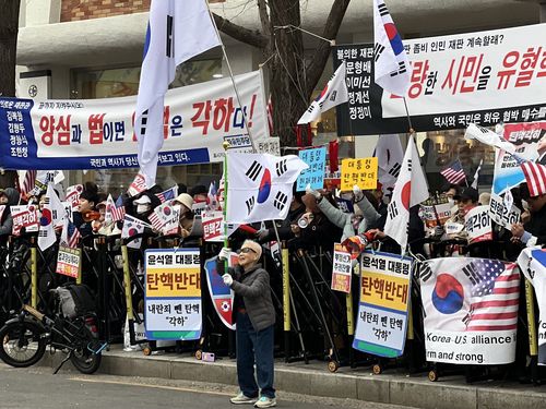 헌법재판소 앞 윤석열 대통령 지지자들의 퇴근길 시위(서울=연합뉴스) 최윤선 기자 = 12일 서울 종로구 헌법재판소 앞에서 윤석열 대통령 지지자들이 퇴근 차량을 향해 구호를 외치며 시위하고 있다. 2025.3.13 ysc@yna.co.kr