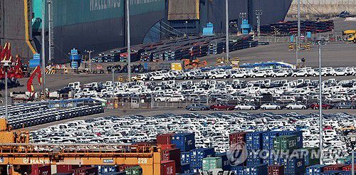 우리나라 자동차 수출 영향은?(평택=연합뉴스) 이진욱 기자 = 19일 경기도 평택항에 수출용 차들이 세워져 있다. 지난 18일 도널드 트럼프 미국 대통령은 미국으로 수입되는 자동차, 반도체와 의약품에 관세를 부과하겠다는 입장을 재확인하고서 관세가 최소 25%에 달할 것이라고 밝혔다. 2025.2.19 cityboy@yna.co.kr