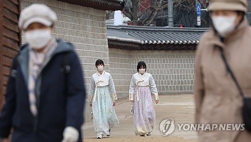 미세먼지에 황사까지(서울=연합뉴스) 이진욱 기자 =  미세먼지에 황사까지 유입된 12일 서울 경복궁에서 관광객과 시민들이 이동하고 있다. 2025.3.12 cityboy@yna.co.kr