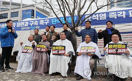 "윤석열을 파면하라"(전주=연합뉴스) 임채두 기자 = 더불어민주당 친명계 원외 조직인 더민주전북혁신회 주요 인사 5명(앞열)이 삭발 후 윤석열 대통령의 파면을 촉구하고 있다. 2025.3.12 doo@yna.co.kr