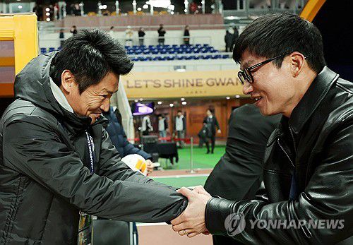 악수하는 이정효ㆍ요시다 감독(광주=연합뉴스) 조남수 기자 = 12일 광주월드컵경기장에서 열린 아시아축구연맹(AFC) 챔피언스리그엘리트(ACLE) 광주FC와 비셀 고베의 16강 2차전. 광주 이정효 감독이 고베 요시다 감독과 악수하고 있다. 2025.3.12 iso64@yna.co.kr
