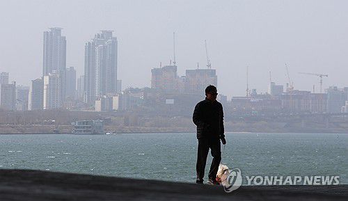 황사 유입, 뿌연 도심 (서울=연합뉴스) 김도훈 기자 = 올봄 첫 황사 유입으로 미세먼지 수준이 나쁨을 기록한 17일 서울 잠실한강공원에서 바라본 도심이 뿌연 먼지에 갇혀 있다. 2024.3.17 superdoo82@yna.co.kr