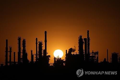 미국 캔자스주의 정유소(미국 캔자스주 맥퍼슨 AP=연합뉴스 자료사진) 2024년 9월 28일 촬영된 미국 캔자스주 맥퍼슨 소재 CHS 정유소의 모습. (AP Photo/Charlie Riedel, File) 2025.3.13.