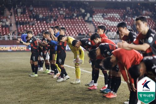 3월 1일 대구와 경기 후 팬들에게 인사하는 포항 선수들.[한국프로축구연맹 제공. 재판매 및 DB 금지]