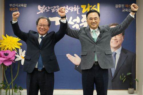 부산시교육감 재선거 손잡은 진보 진영 불출마를 선언한 차정인 전 부산대 총장이 김석준 전 부산시교육감을 찾아가 지지 선언을 하고 있다. [김석준 캠프 제공]