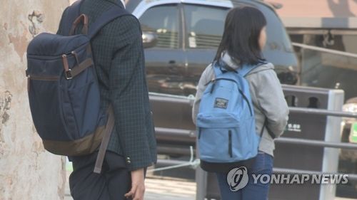 대치동 학원가에 있는 학생[연합뉴스TV 제공]