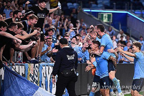 골 세리머니를 펼치는 시드니 선수들[EPA=연합뉴스]