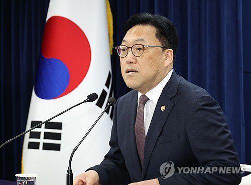 발언하는 김병환 금융위원장(서울=연합뉴스) 최재구 기자 = 금융위원회 김병환 위원장이 24일 서울 종로구 정부서울청사에서 열린 기자간담회에서 발언하고 있다. 2025.2.24 jjaeck9@yna.co.kr