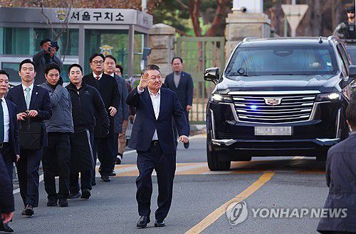 윤석열 대통령, 서울구치소 앞 지지자들에게 인사(의왕=연합뉴스) 김도훈 기자 = 석방된 윤석열 대통령이 지난 8일 경기도 의왕시 서울구치소 앞에서 경호차량에서 내려 지지자들에게 인사하고 있다. 2025.3.8 superdoo82@yna.co.kr