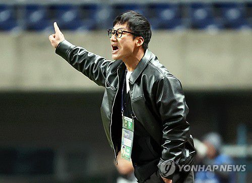 작전 지시하는 이정효 감독(광주=연합뉴스) 조남수 기자 = 12일 광주월드컵경기장에서 열린 아시아축구연맹(AFC) 챔피언스리그엘리트(ACLE) 광주FC와 비셀 고베의 16강 2차전. 광주 이정효 감독이 작전 지시하고 있다. 2025.3.12 iso64@yna.co.kr