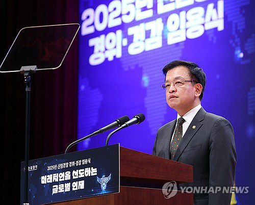 최상목 권한대행, 신임경찰 경위·경감 임용식 축사(아산=연합뉴스) 홍해인 기자 = 최상목 대통령 권한대행 부총리 겸 기획재정부 장관이 13일 충남 아산시 경찰대학에서 열린 2025년 신임경찰 경위·경감 임용식에서 축사를 하고 있다. 2025.3.13 [대통령실통신사진기자단] hihong@yna.co.kr