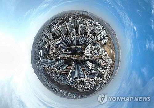 푸른 하늘 아래 누런 먼지띠, 전국 황사 영향권(김포=연합뉴스) 김도훈 기자 = 황사 영향으로 전국 미세먼지 농도가 나쁨 수준을 보인 13일 경기 김포시의 한 아파트 단지 위로 펼쳐진 푸른하늘 주위로 누런 먼지띠 모습이 보인다.     사진은 드론으로 촬영한 360도 파노라마 사진을 사진 편집 프로그램으로 편집해 만들었다. 2025.3.13 superdoo82@yna.co.kr