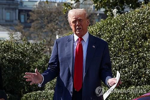 취재진 질문에 답하는 트럼프 대통령[로이터 연합뉴스 자료사진]