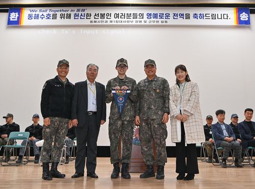 해군 1함대의 특별한 전역식…가족과 기념사진[해군 1함대 제공. 재판매 및 DB 금지]